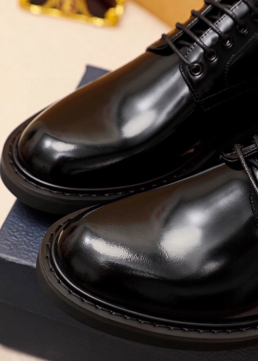 Men's shoes 💰580💐 Product trademark: Dior "Dior" business leather shoes Regular size: 39-44 (38.45🉑️customized) Product materials: Selected Italian imported first-layer open-edge beaded cowhide upper, imported water-dyed 🐂 cowhide lining. Strong three-dimensional visual effect, original outsole Color: 3 colors optional